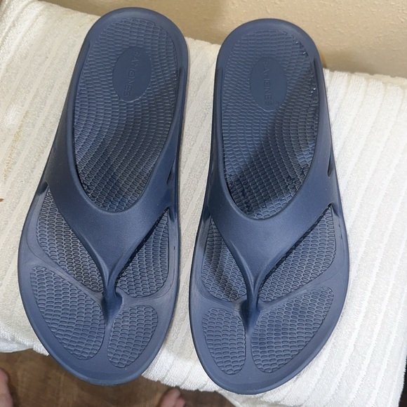 Famones Men’s flip flops size 11 - Picture 3 of 4